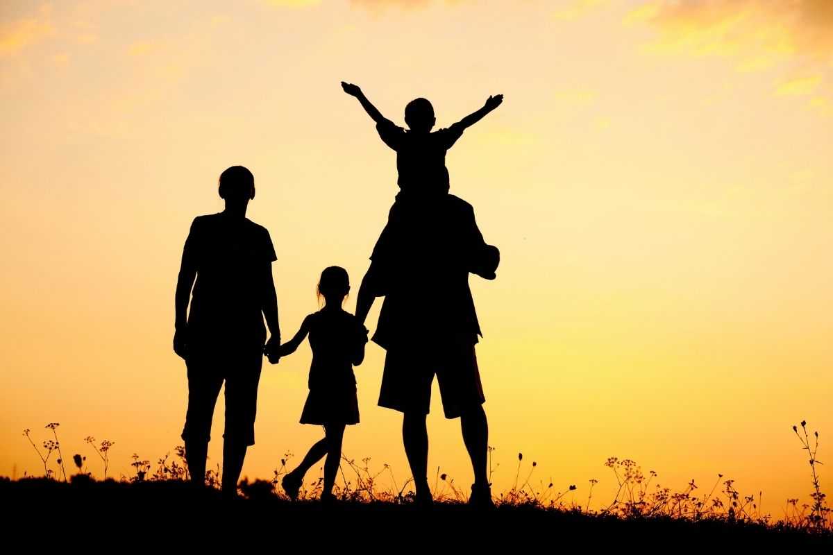 famiglia in ombra